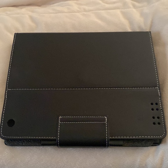 The Sharper Image iPad portfolio with detachable Bluetooth keyboard. - Picture 2 of 4